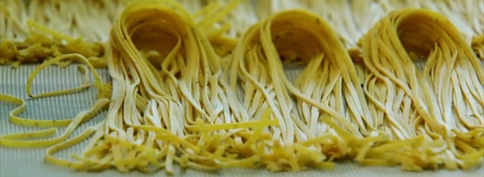 Tagliolini freschi appena prodotti, nel laboratorio artigianale